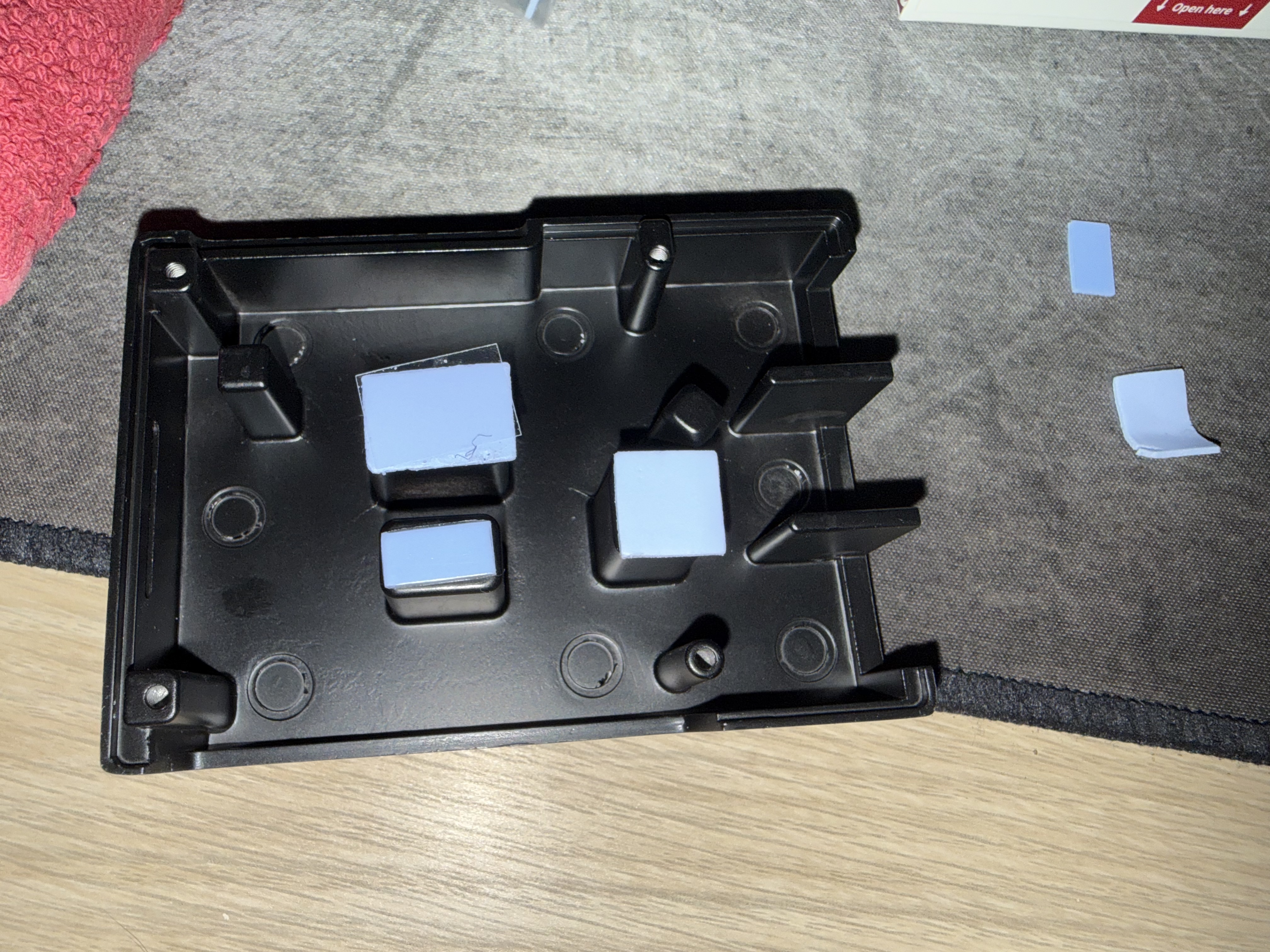 Thermal pads applied to the lid&rsquo;s heatsink pillars